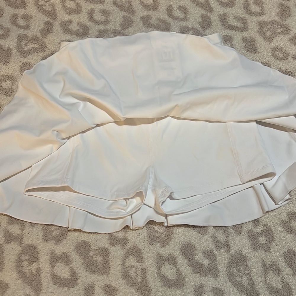 Halara size small white workout skirt with bike shorts underneath - Picture 5 of 5